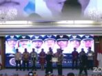 Komisioner KI Pusat Gede Narayana menyerahkan penghargaan Desa Transparan kepada Bungo Pasang Salido, Kamis 8/11-2022 di Grand Sahid Hotel Jakarta. (IST)